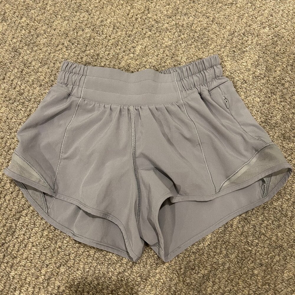 Lululemon Hotty Hot Low Rise 2.5" Size 0 Rhino Grey Shorts